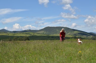 Kadın köpeğini peyzaj ile dolaşan