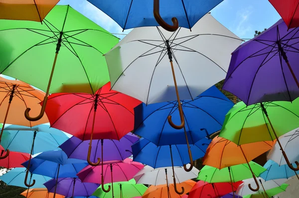 Bunte Regenschirme aufgespannt — Stockfoto