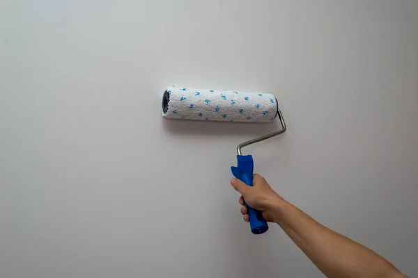 Hand Holding Roller Painting Wall White — Stock Photo, Image