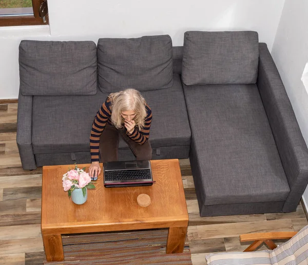 집에서 노트북으로 일하는 여자가 거실에 있습니다 위에서 — 스톡 사진