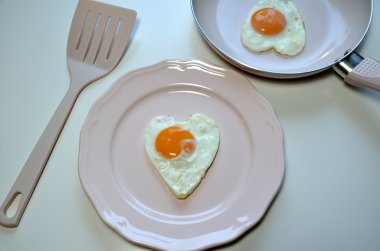 İki kalp şeklinde yumurta