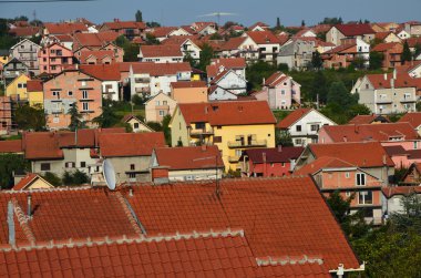 Bir banliyösünde çatılar.