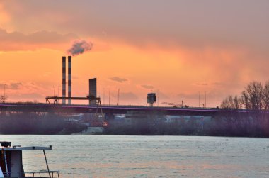 Günbatımı nehirde şehir