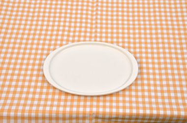  Plaka üzerinde sarı-beyaz masa örtüsü