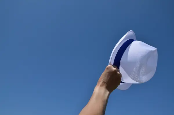 Chapéu branco sob o céu azul — Fotografia de Stock