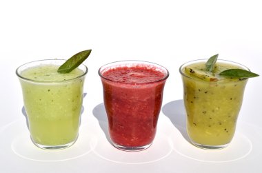 Salatalık, kivi ve ahududu meyve suları