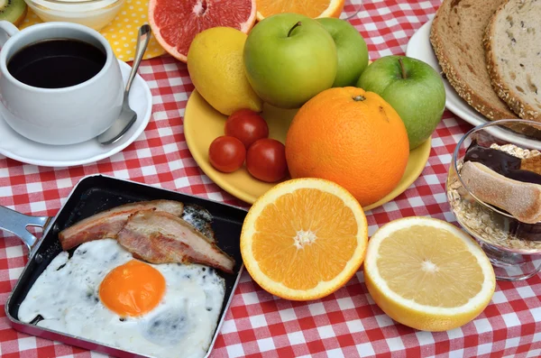 Вкусный завтрак или бранч — стоковое фото