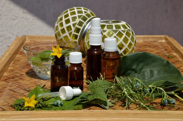 Homeopathie rechtsmiddelen flessen — Stockfoto