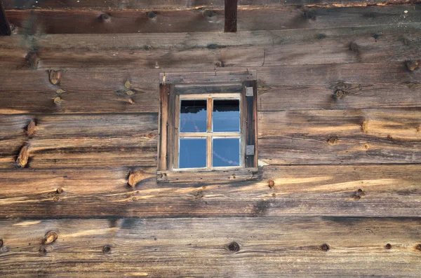 Kleine oude venster — Stockfoto
