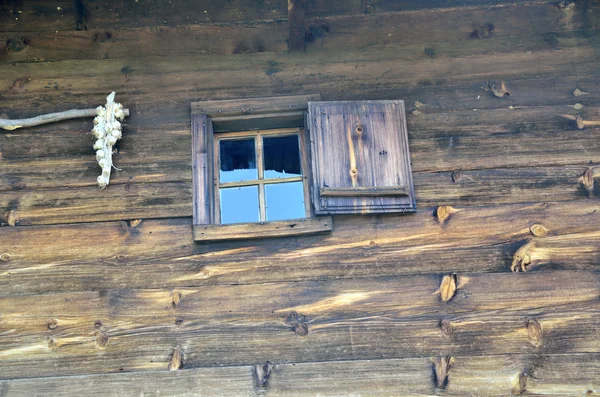 Окно с чесночными гирляндами — стоковое фото