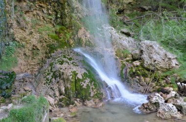 Onun kayalar ile şelale