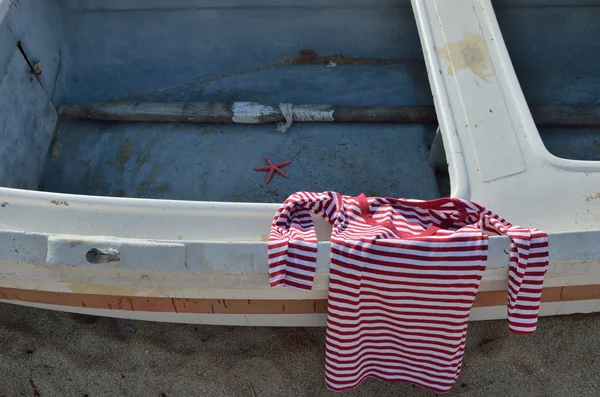 Camisa rojo-blanca en barco viejo — Foto de Stock