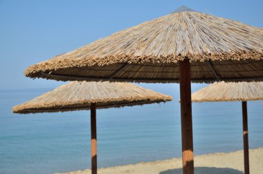 Hasır plaj şemsiye, deniz ve gökyüzü