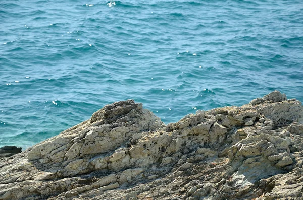 Kayalık deniz Sahili ve Denizi — Stok fotoğraf