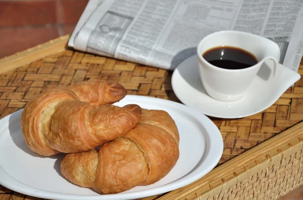 Croissant, caffè e giornali — Foto Stock