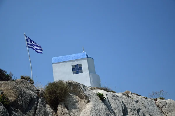 Griechische Kapelle und Fahne — Stockfoto