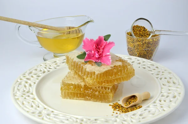 Соты, пыльца, мед и цветы — стоковое фото