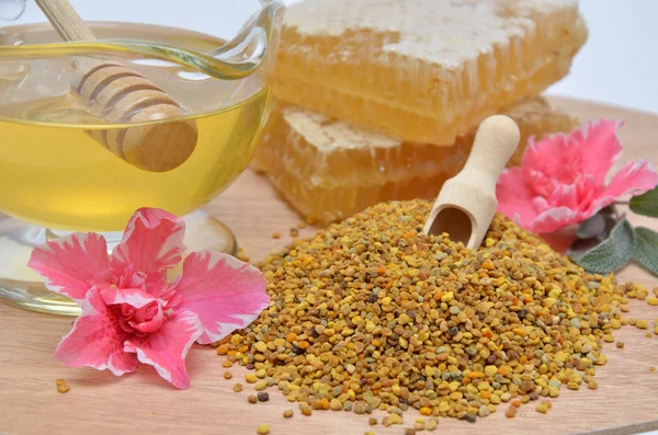 Вкусная пыльца, мед, соты и цветы — стоковое фото