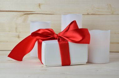 Noel hediyesi Kırmızı yemyeşil kurdele ile