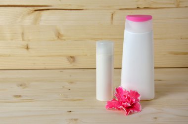 Kozmetik Şişeler ve çiçek