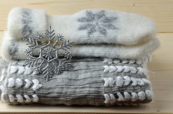 Wit-grijs handschoenen en sjaal — Stockfoto