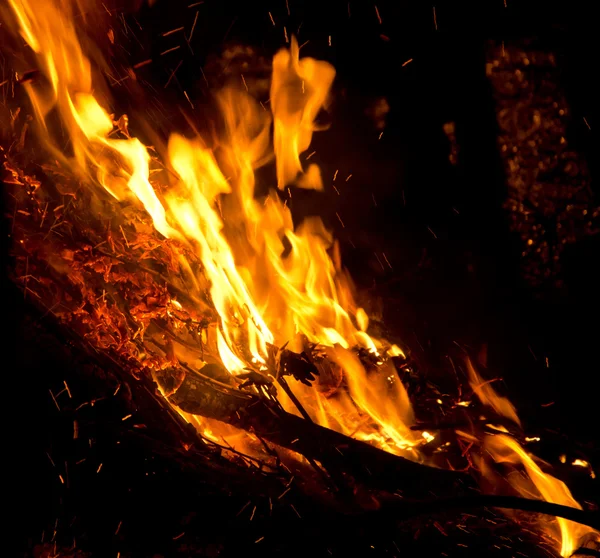Grande chama na noite — Fotografia de Stock