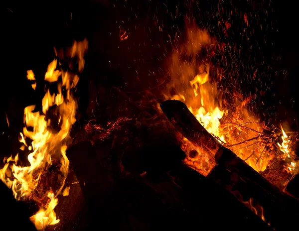 Fogueira na noite — Fotografia de Stock