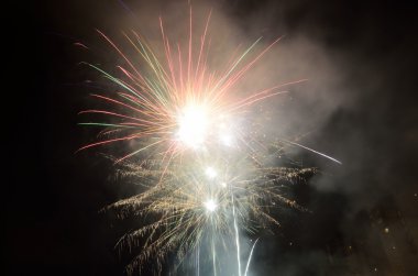 Geceleyin havai fişekler