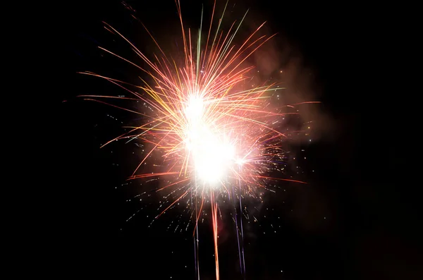 Fuochi d'artificio colorati nella notte — Foto Stock