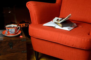 Kitap ve çay şömine tarafından