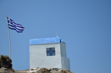 Küçük Şapel, bayrak ve gökyüzü