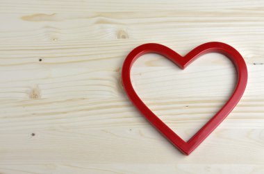 kırmızı plastik kalp