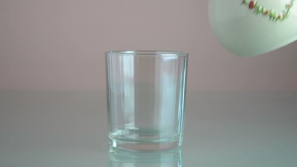 Verser du lait dans un verre — Video