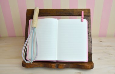 Yemek kitabı ve yumurta çırpma teli