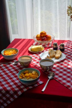 Güneşli mutfakta yulaf lapası ve kahveyle yaz kahvaltısı. 