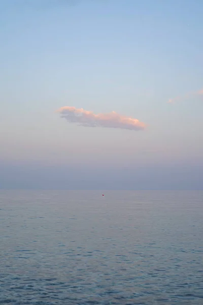 Ένα Μοναχικό Λευκό Σύννεφο Πάνω Από Γαλάζια Θάλασσα — Φωτογραφία Αρχείου