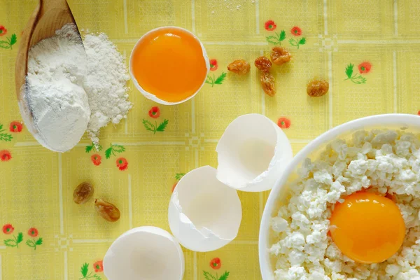 Сыр, мука и яйца на столе — стоковое фото