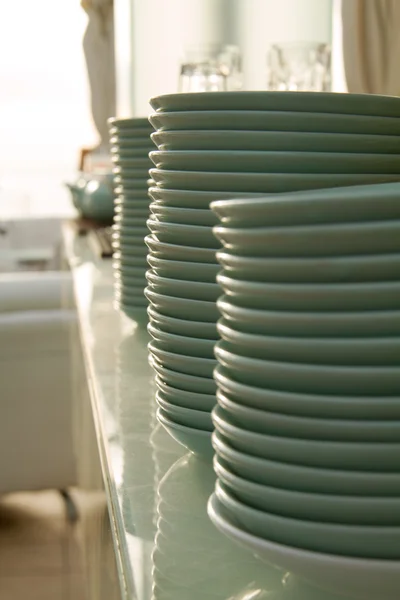 Een stapel platen op de voorzijde van het restaurant — Stockfoto