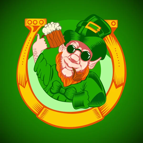 Leprechaun memegang cangkir bir di tangannya dan merokok pipa . - Stok Vektor