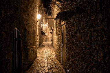Eski kasabada küçük bir taş sokak.