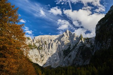 Dağların üzerinden bulutlar