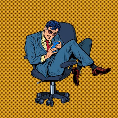 Ofis koltuğunda akıllı telefona bakan bir iş adamı.