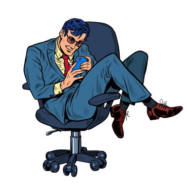 Ofis koltuğunda akıllı telefona bakan bir iş adamı.