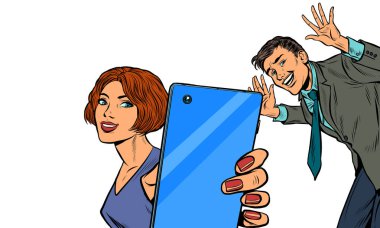 Bir kadın bir erkekle selfie çeker.