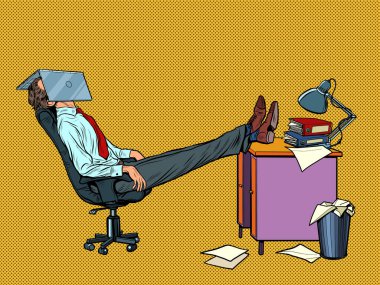 Ofis çalışanı bir çalışma koltuğunda dinleniyor. Yorgunluk
