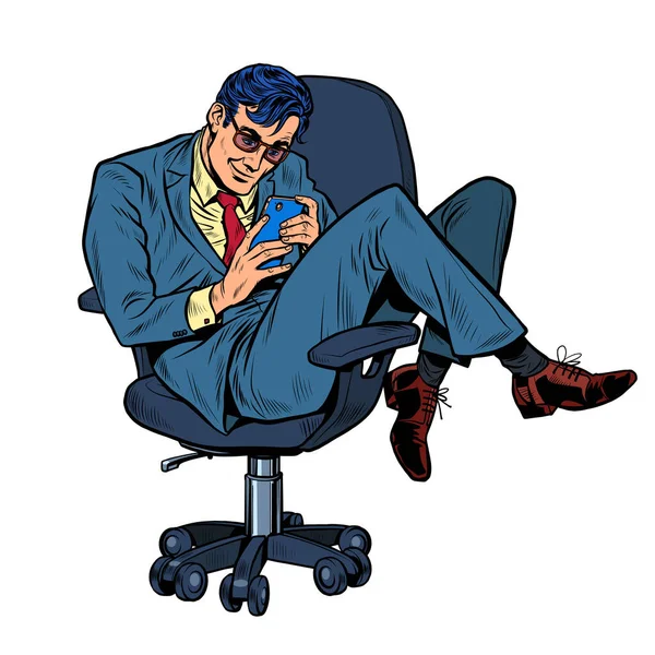 Empresário em uma cadeira de escritório olhando para um smartphone —  Vetores de Stock