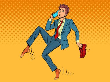 Adam sessizce yaklaşır. Ayakkabılar elinde, telefonla konuşuyorsun.