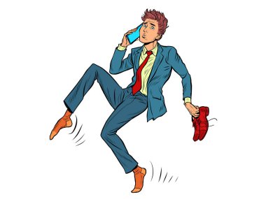 Adam sessizce yaklaşır. Ayakkabılar elinde, telefonla konuşuyorsun.