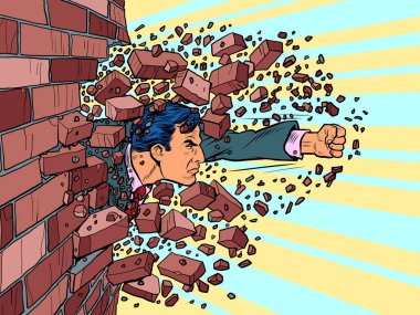 İşadamı bir tuğla duvarı yıkıyor. Engelleri aşma arzusu