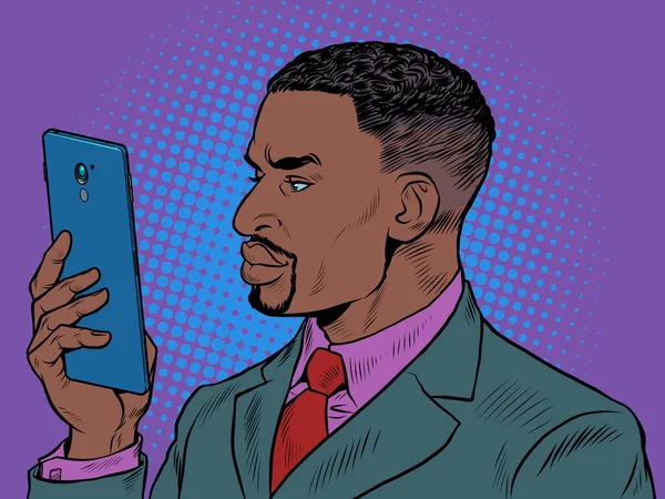 Hombre negro hombre de negocios con un teléfono inteligente Pop Art Retro — Vector de stock